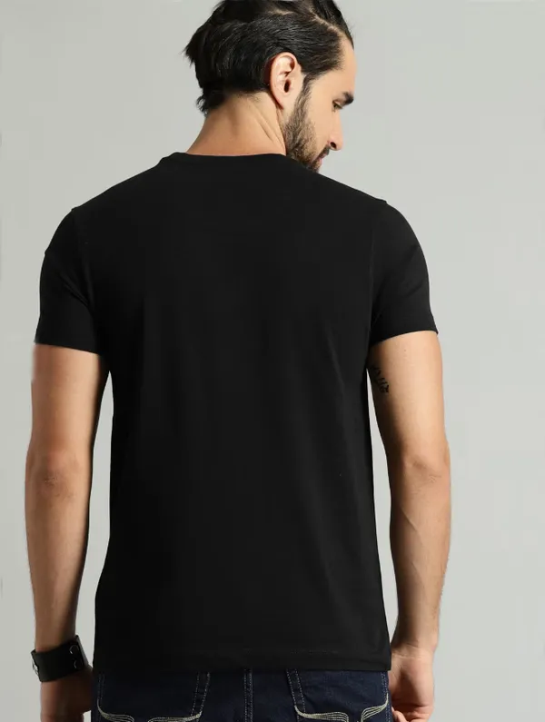 Black_Round_Neck_Cotton_Blend_Stylish_Fashionable_Tshirt_For_Men